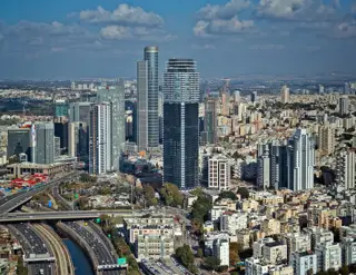 Ayalon Highway, Tel Aviv (cropped).jpg